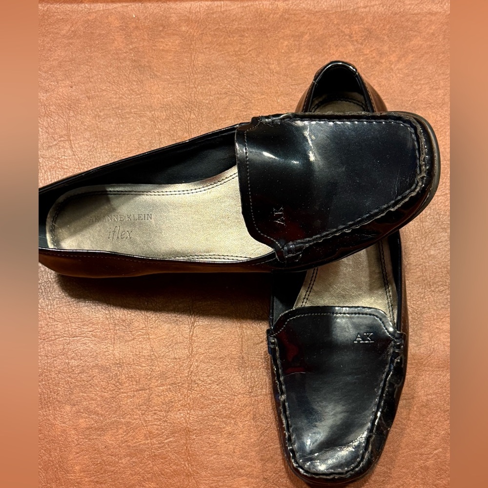 Anne Klein iFlex women’s navy loafers, Size 9M.
